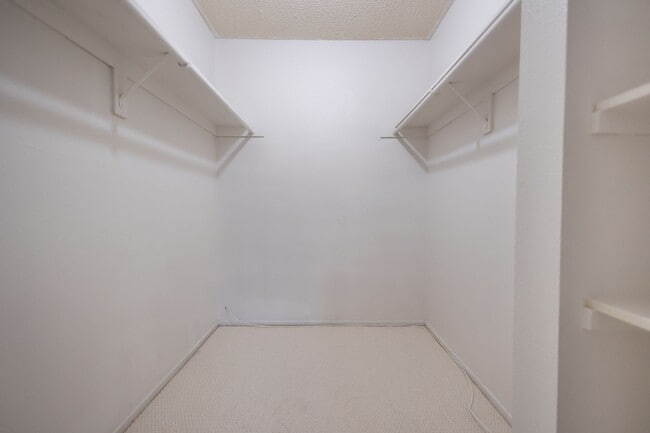 Building Photo - Single-Story 2-Bedroom Condo in Beautiful Palm Desert Resorter HOA!