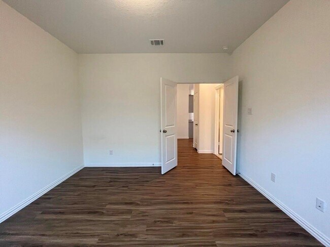 Building Photo - 205 Baralo St