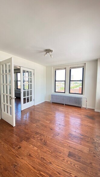 Building Photo - 3933 N Clarendon Ave