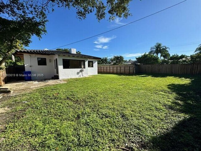 Building Photo - 2210 SW 25th St