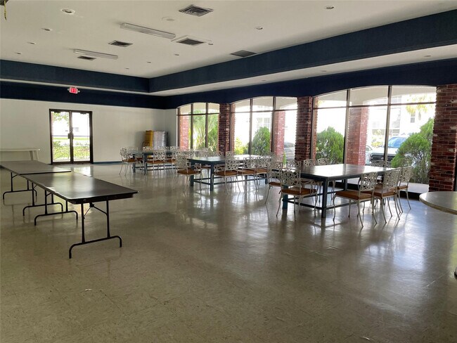 Building Photo - 604 NE 2nd St