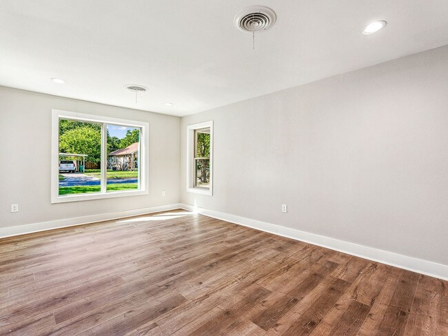 Building Photo - 302 W Collins St