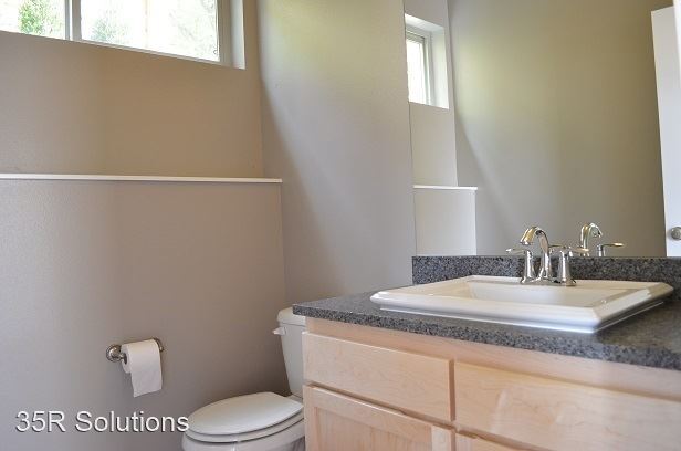 Building Photo - 3 br, 2.5 bath House - 948B Hiawatha Place S
