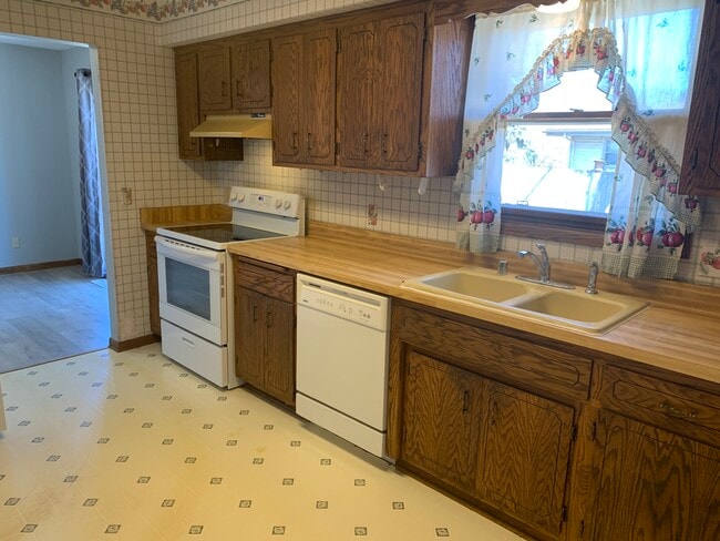 Kitchen - 7936 Daniel Ct