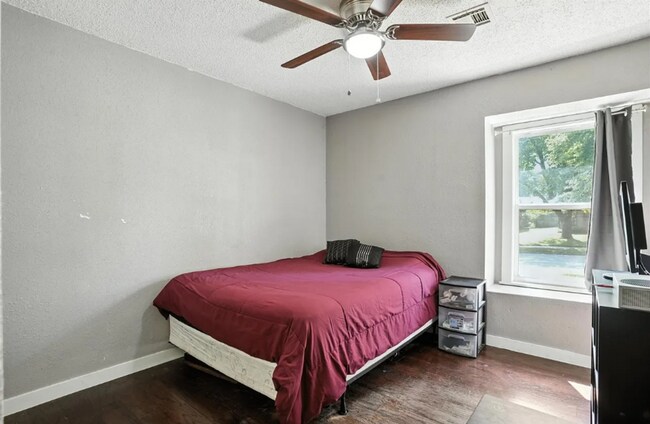Building Photo - 3 BED 2 BATH! Schedule a tour today!