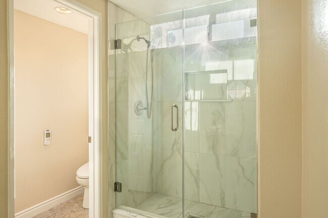 Building Photo - Fully furnished Canyon View 5 Bed Single Family