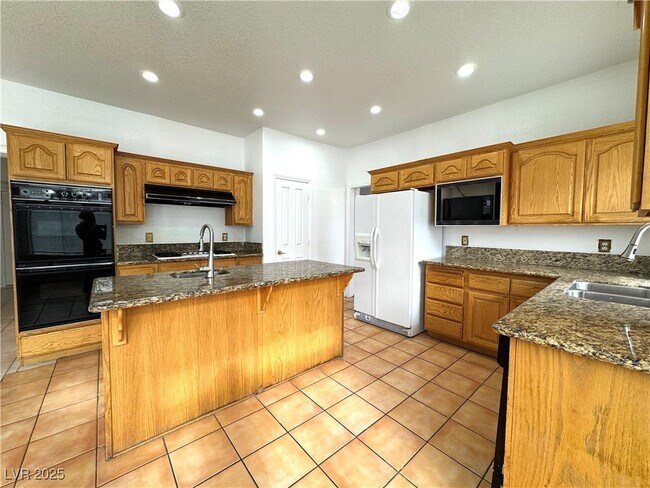 Building Photo - 7913 Waterfalls Ave