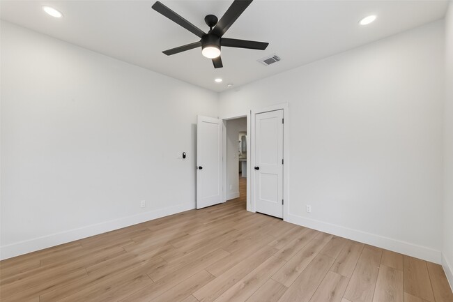 Building Photo - 4413 Roseland St