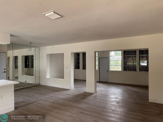 Building Photo - 237 E Ilex Dr