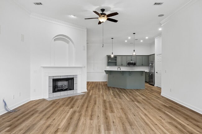 Building Photo - Large townhome in the Desirable Southbridge Community