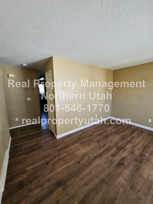 Building Photo - Stunning 4 Bedroom 3 Bath Syracuse Home