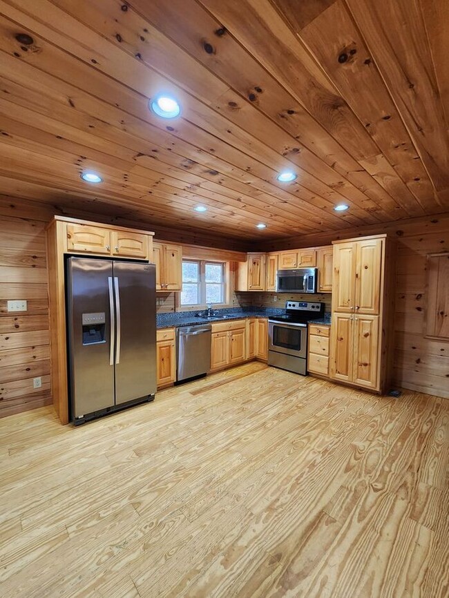 Building Photo - LOCATION! Black Mountain Log Cabin with a ...