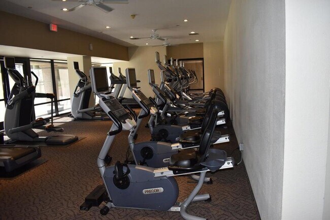 Building Photo - 237 Vista Royale Cir W