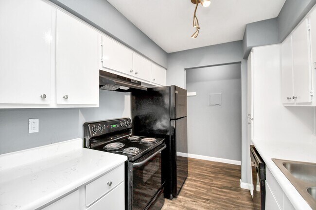 Building Photo - 5959 Bonhomme Rd