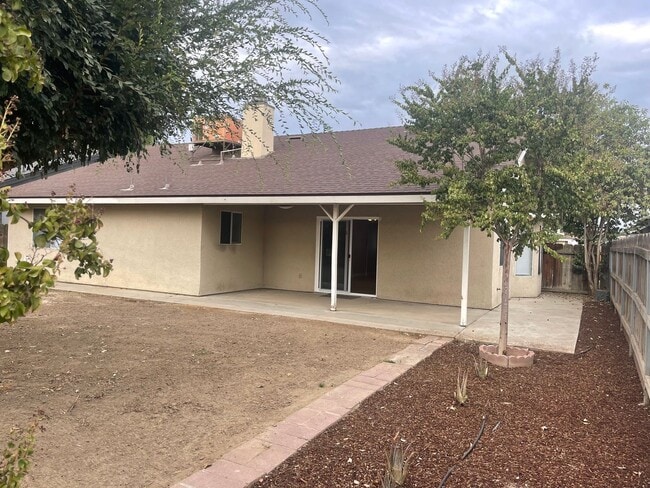 Building Photo - Spacious Home in Porterville