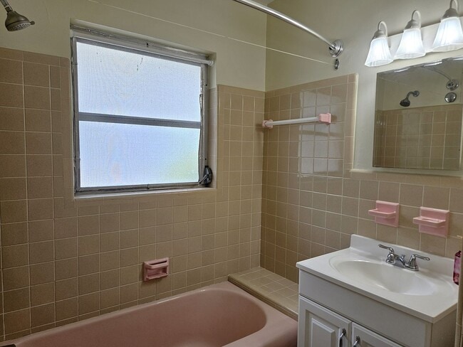 Building Photo - Annual Unfurnished 2 Bedroom, 2 Bath Duple...