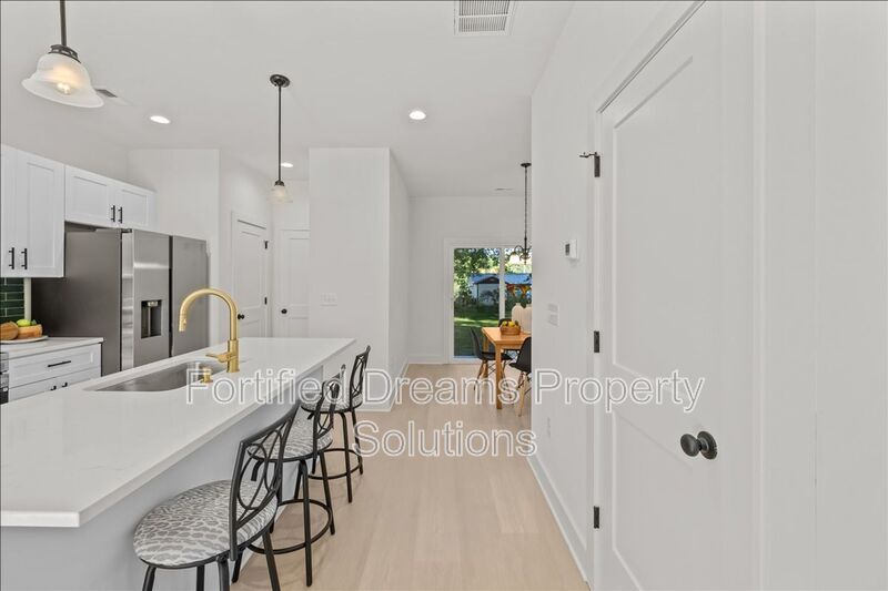 Building Photo - 210 S Carter St