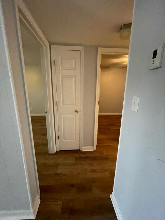 Building Photo - 2 bedroom, 1 bath apartment in small compl...