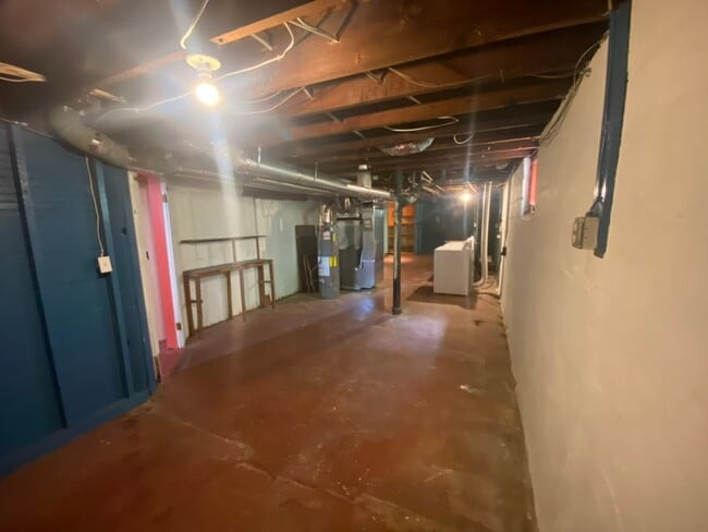 Building Photo - 2826 S 39th Ave