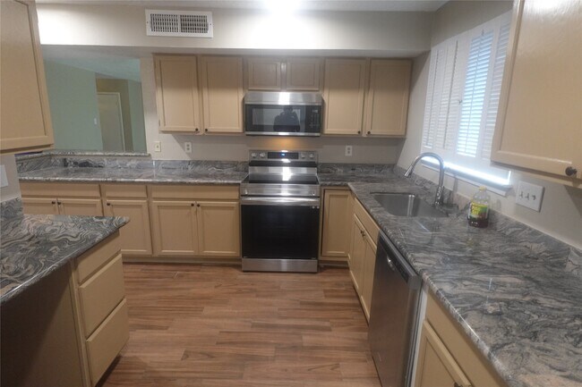 Building Photo - 3351 Deermoss Dr