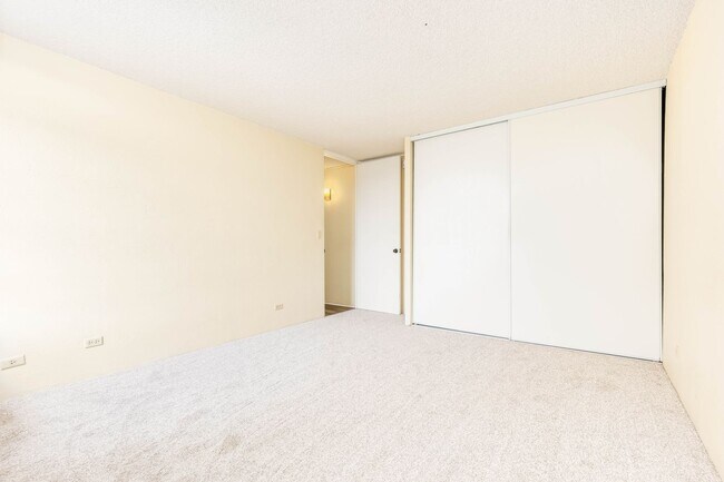 Building Photo - 2 bedroom 1 bath condo in Pearl 1 with 1 covered parking