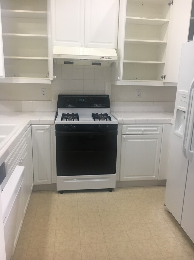 Building Photo - 844 Towne Dr