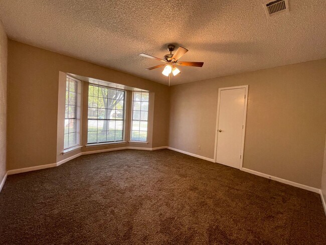 Building Photo - COMING SOON 3 BEDROOM 2.5 BATH SPACIOUS HO...