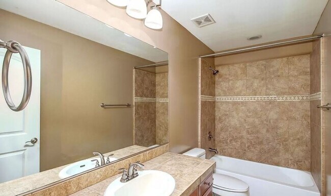 Building Photo - 3 Bed | 3.5 Bath - Biltmore Luxury Townhom...