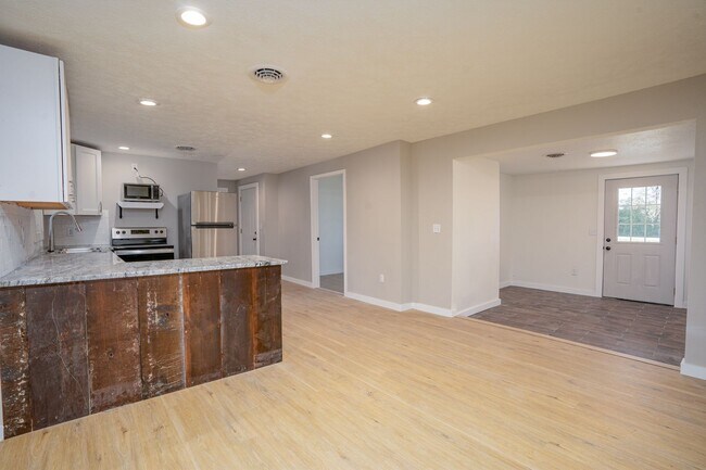 Building Photo - 4 BEDROOM 3 BATHROOM HOUSE FOR RENT