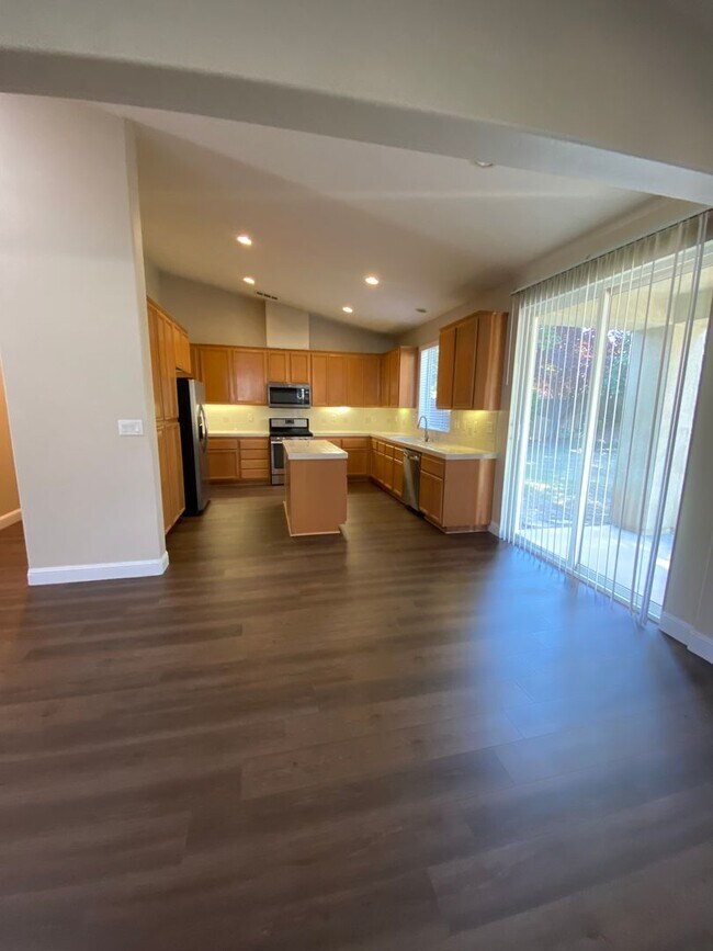 Building Photo - Gorgeous NW Home 4 Bed/3 Bath $2,850 Rent & 2,850 Deposit