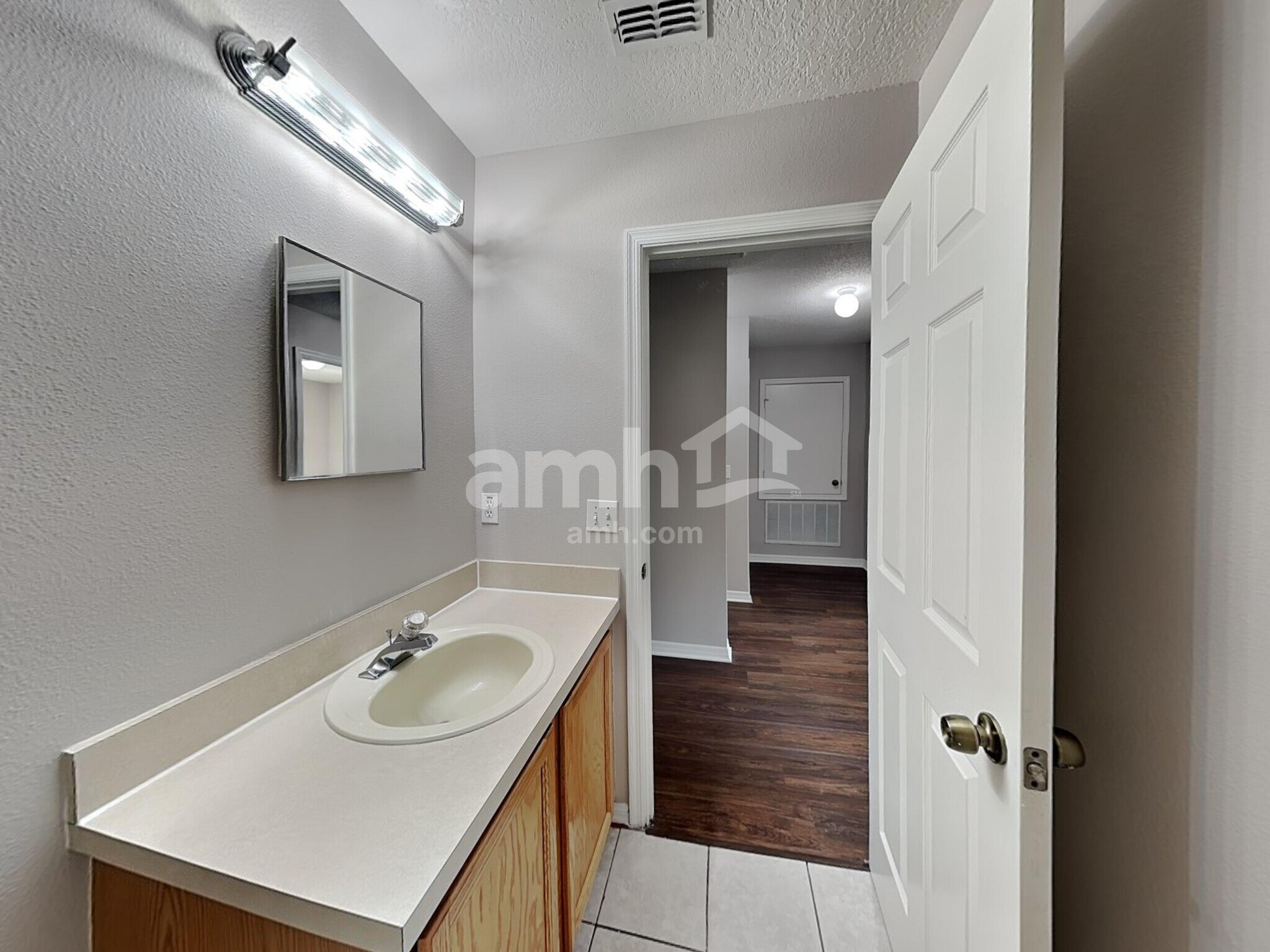 Building Photo - 1921 Knollcrest Dr