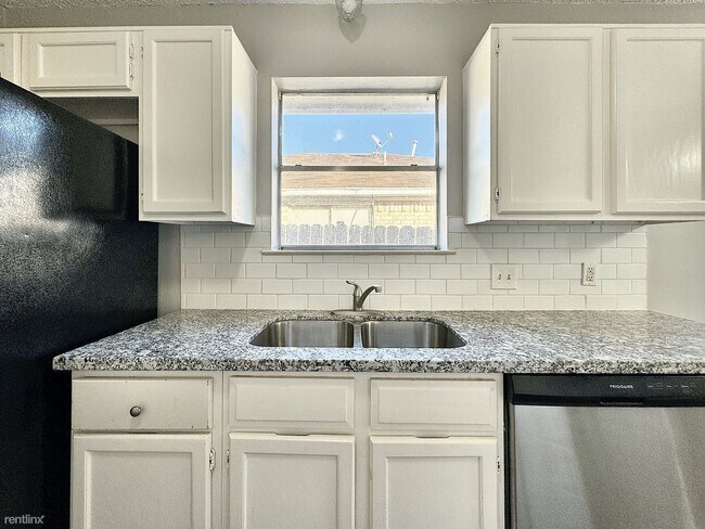 Building Photo - 3 br, 2 bath House - 1911 Bogatto St