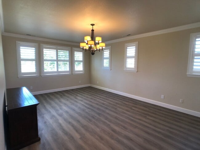 Building Photo - Stunning Eagle Ridge Home