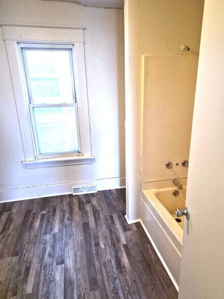 Building Photo - 601 E 12th St