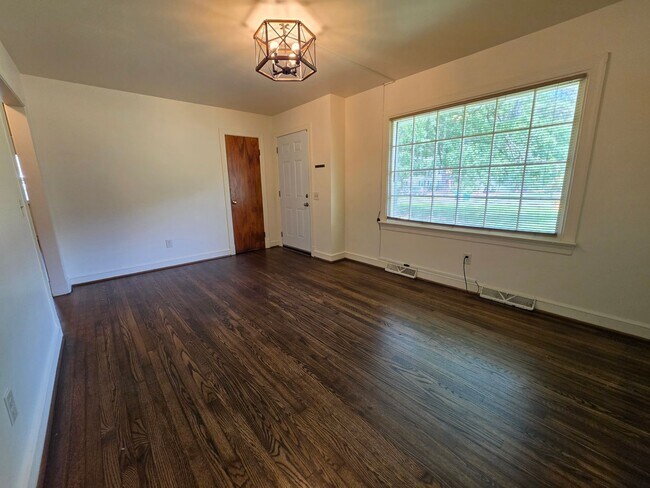 Building Photo - 318 Jasper Ln