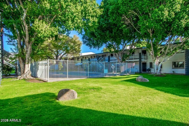 Building Photo - 721 E Montebello Ave