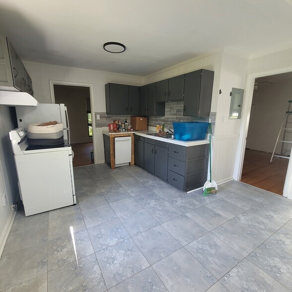 Building Photo - 1304 Evergreen Dr