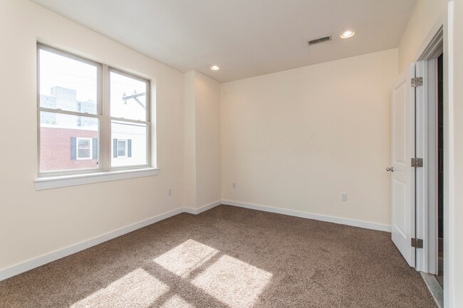 Building Photo - 1614 N Sydenham St