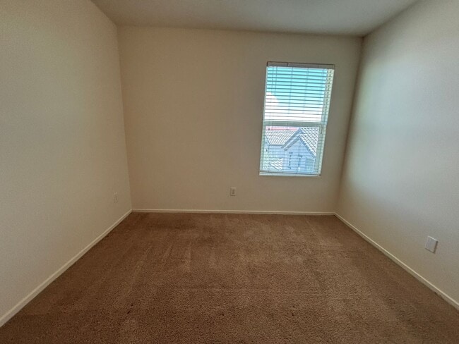 Building Photo - GUARD GATED 3 BED 2.5 BATH 2 CAR GARAGE TOWNHOUSE w/ 3 FLOORS