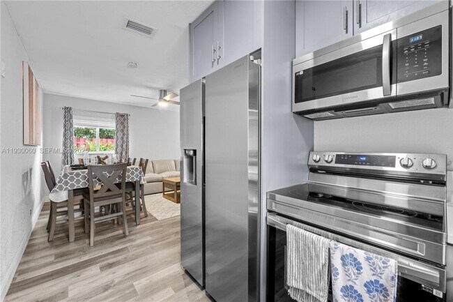 Building Photo - 1208 NE 5th Ave