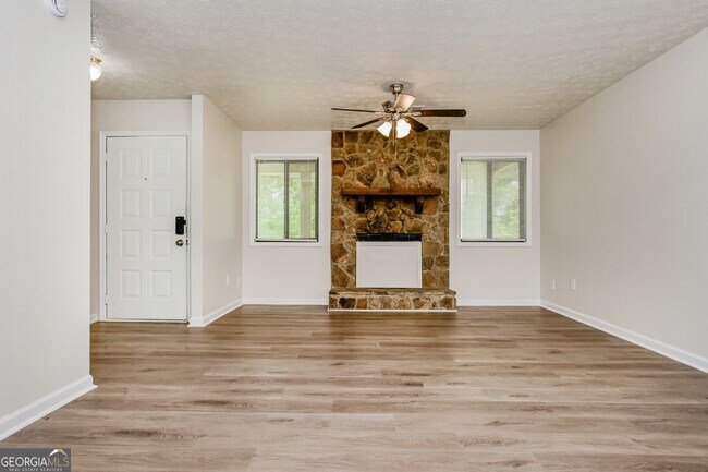 Building Photo - 2140 Teri Ln SE