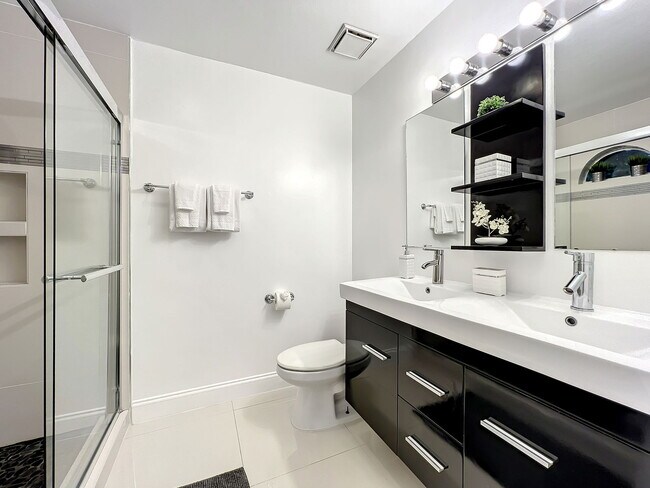 Building Photo - Ernst Court, Orlando, FL 32819 - 2 BR 2.5 BA townhouse