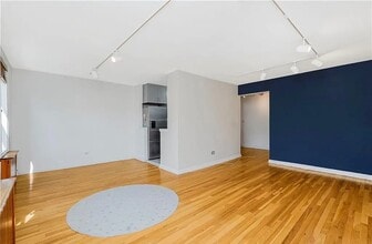 Building Photo - 350 Richmond Ter