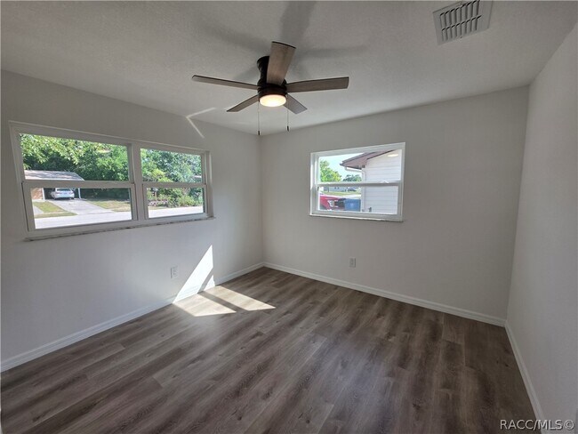 Building Photo - 4450 Essex Ln
