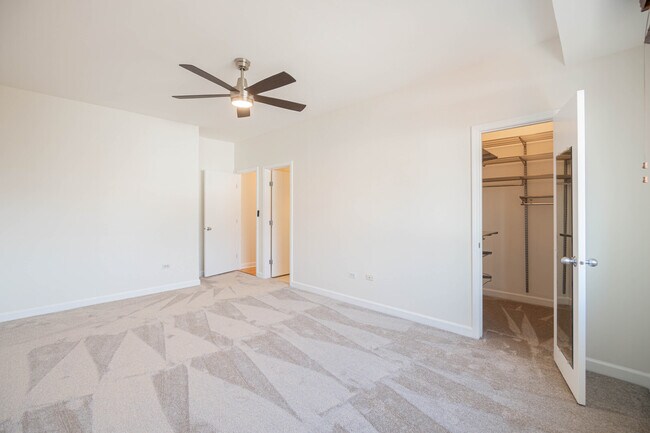 Building Photo - 680 N Green St