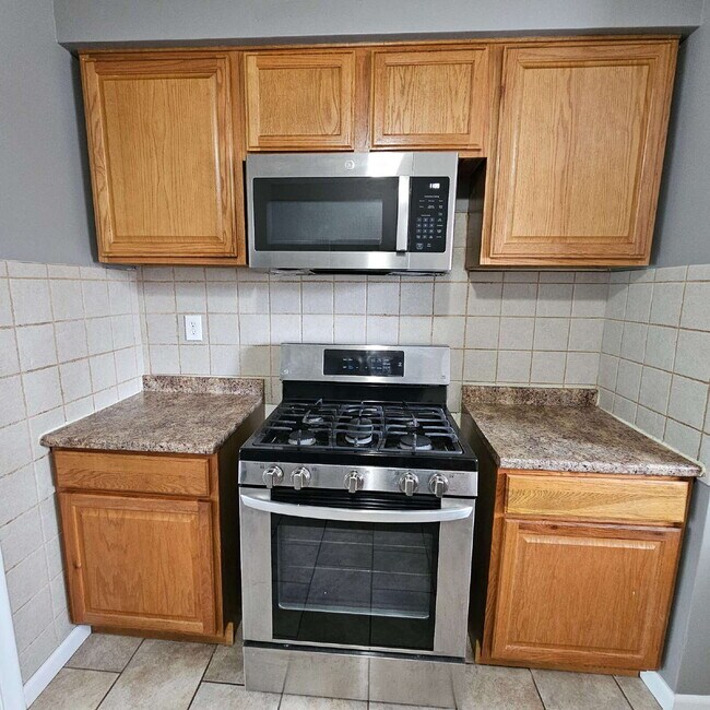 Building Photo - 3 Bedroom Updated Brick Ranch w/ 2 Car Attached Garage, Basement, Kitchen w/ All Stainless-Steel ...