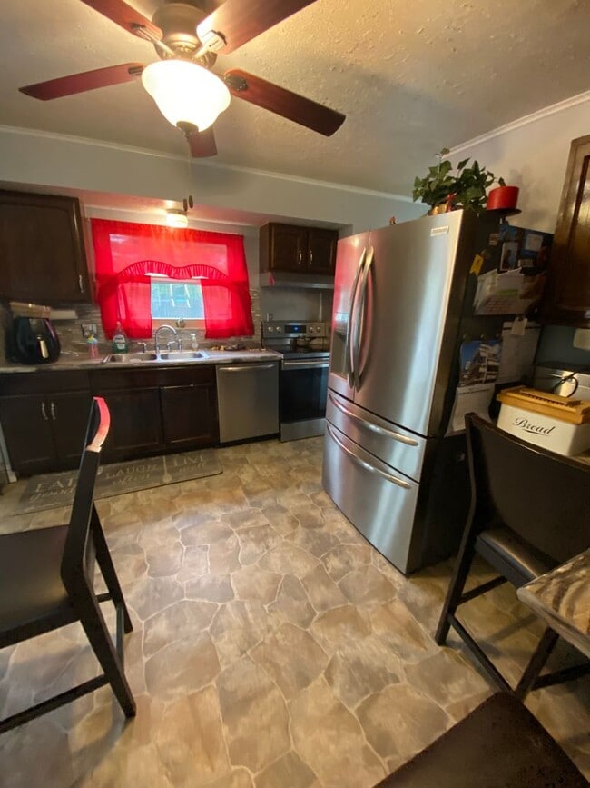 Building Photo - 3 Bedroom Single Family Home with giant ba...