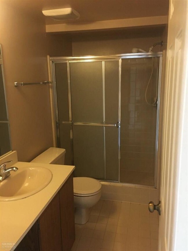 Building Photo - 1010 Country Club Dr