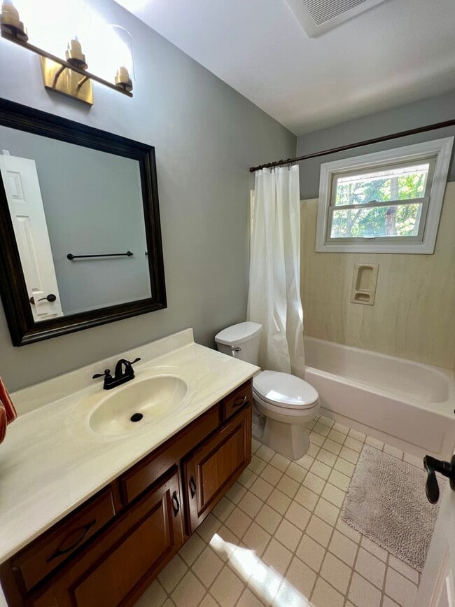 Building Photo - 1685 Lochcrest Dr