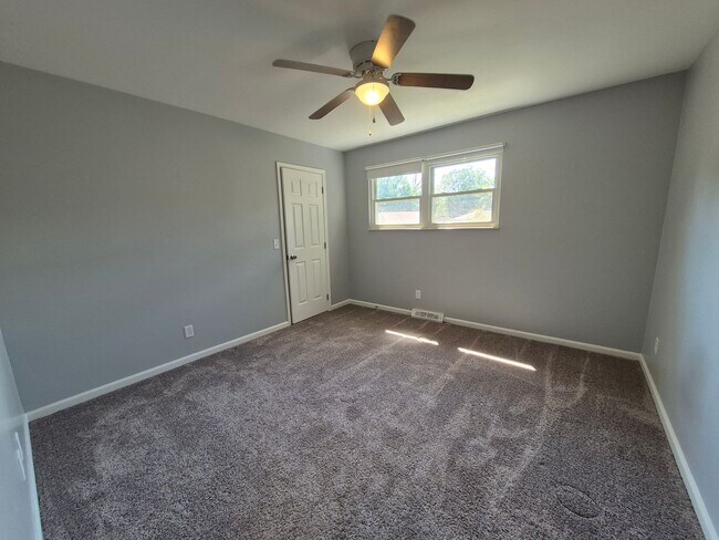 Building Photo - Large 2 story home!!